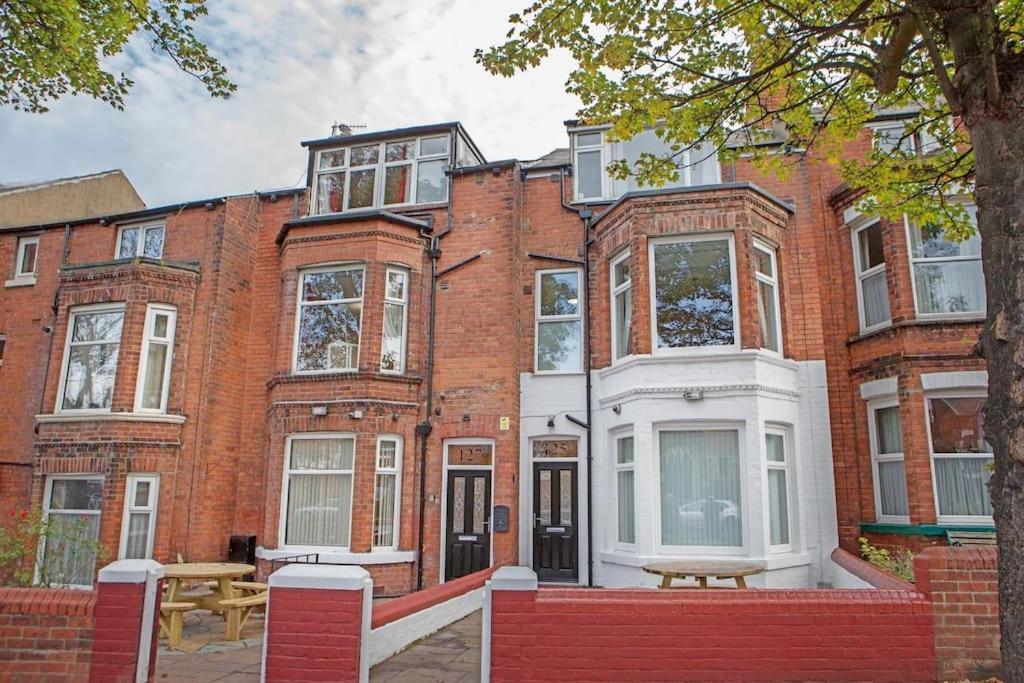 Scarborough Stays - Luxury Townhouse Ideal For Large Groups - Hot Tub Exterior foto